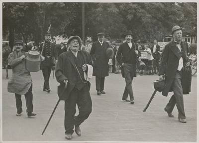 879332 Afbeelding van enkele figuren uit de groep 'Verdwenen Utrechtsche Typen', deelnemers aan de feestelijke optocht, ...